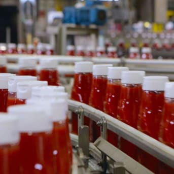 Producción de Botellas Heinz en una fábrica