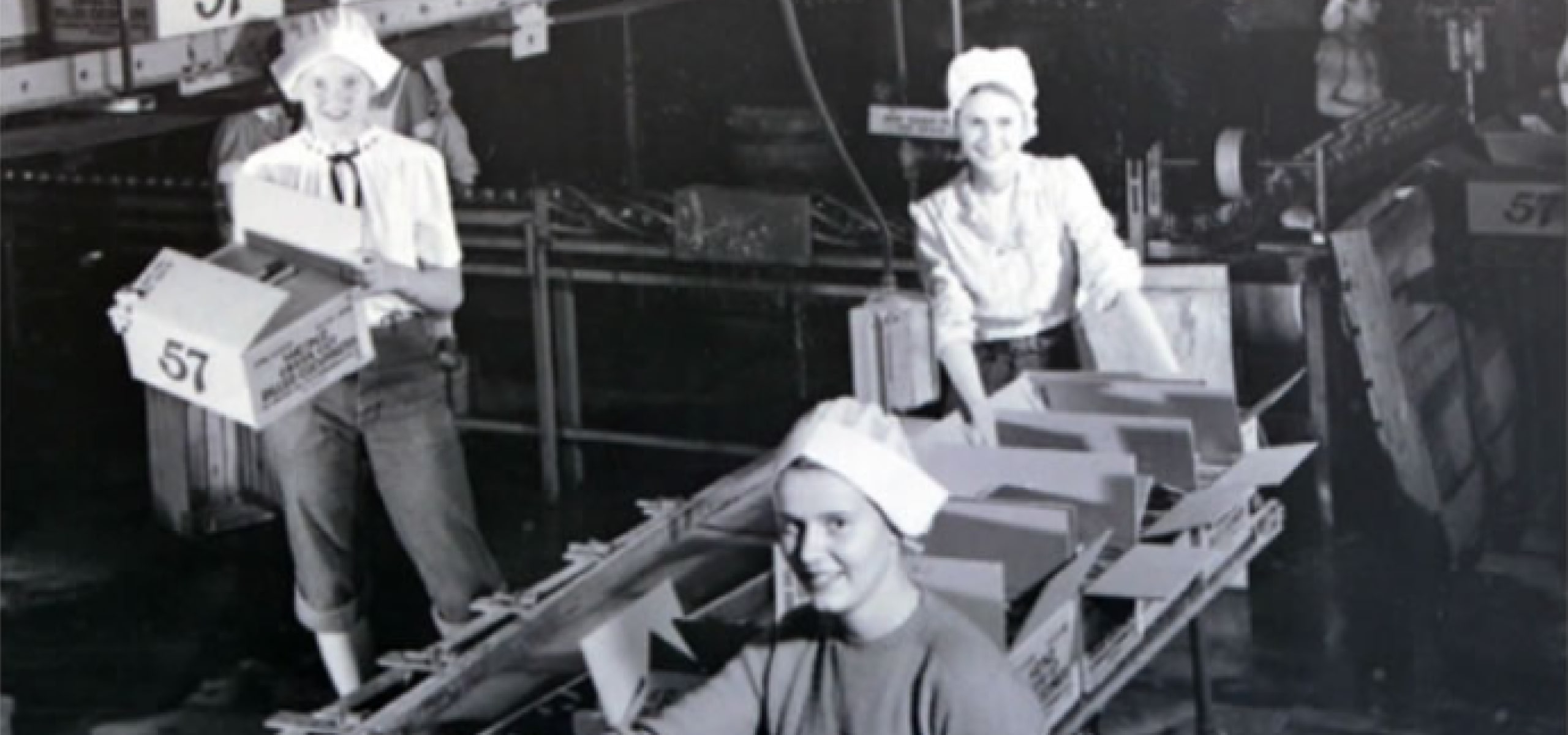 Mustavalkoinen valokuva Heinzin tehtaalla työskentelevistä naisista.