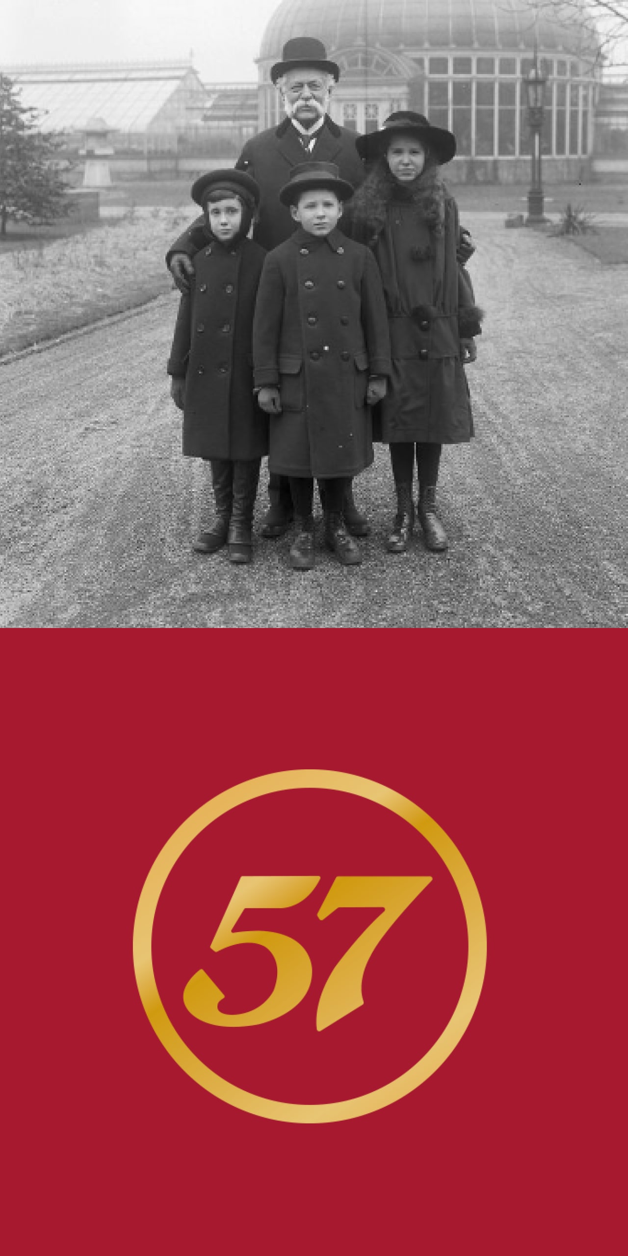 家族の白黒写真。赤い背景に金色のフォントで数字 57 が表示されています。