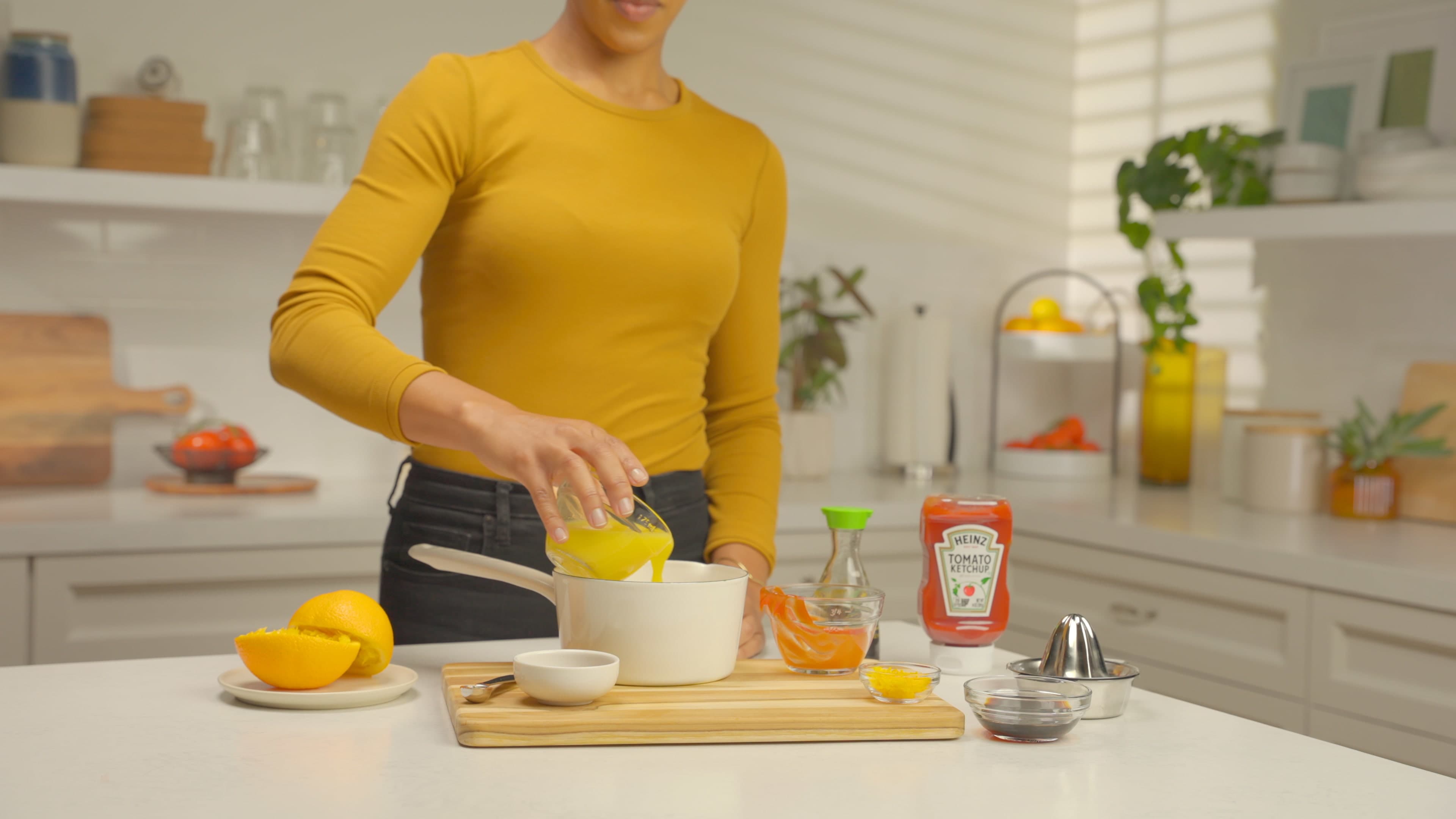 Ajouter tous les ingrédients dans une petite casserole et mélanger.