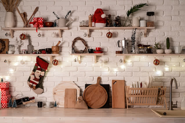 Weihnachtlich dekorierte Küche