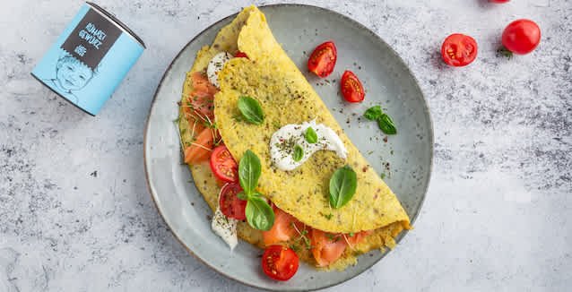 Omlette mit Lachs, Tomaten, Sour Creme und Basilikum