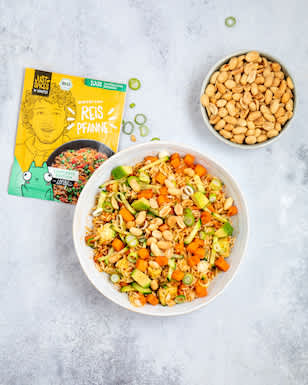 Asiatischer Reissalat mit Süßkartoffel und Erdnüssen