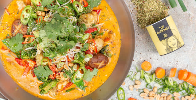 Wok Thai Curry mit Hähnchen und Erdnüssen mit Thai Gewürz