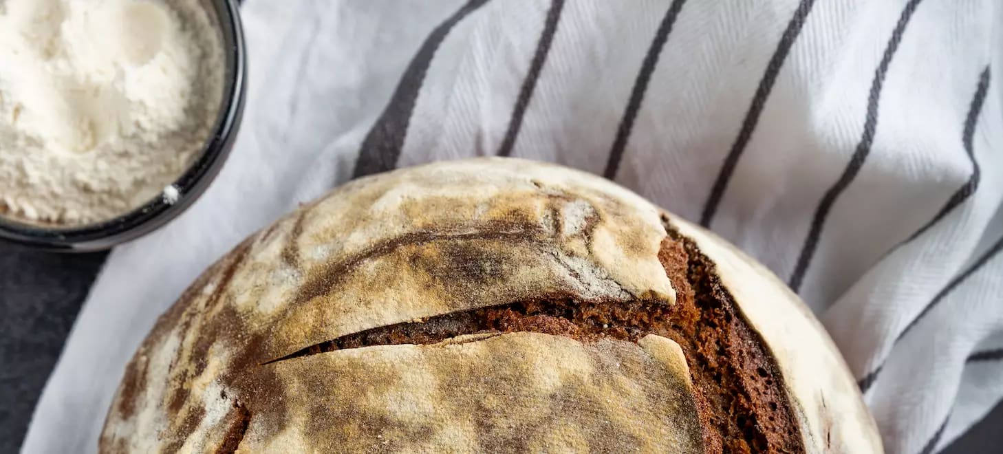 selbstgebackenes-bauernbrot-auf-einem-küchentuch