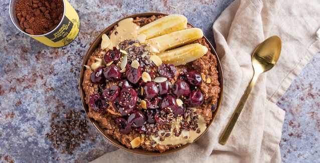 Schoko Bananen Porridge mit Banane, Kirschen und Schokolade