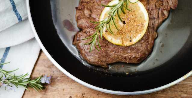 Steak mit Thymian und Zitronen in der Pfanne