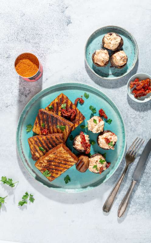 Gegrilltes Räuchertofu Steak mit gefüllten Champignons