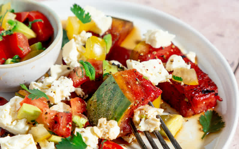 Gegrillter Wassermelonensalat mit Feta und Gemüse Salsa