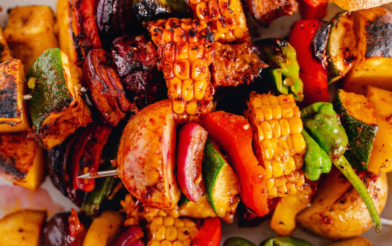 Gemüsespieße vom Grill mit Mais, Zucchini, Aubergine, Pimientos de Padron, Drillingen und Paprika