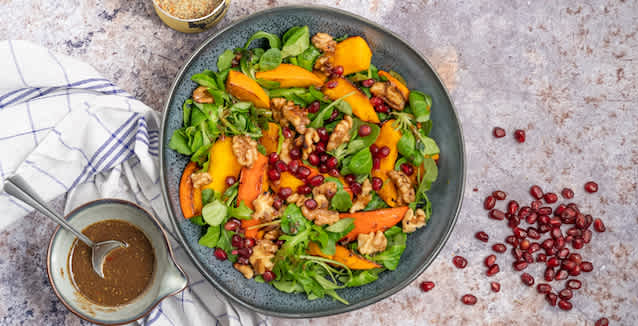 Winterlicher Kürbissalat mit Walnüssen und Granatapfelkernen