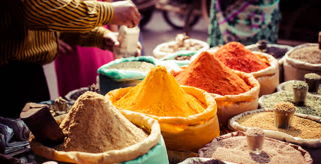 verschiedene bunte Gewürze auf einem Markt