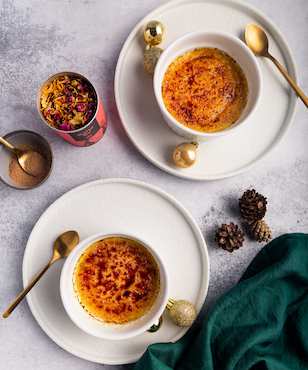Creme Brulee garniert mit Just Spices Blütenmix, essbaren Blüten