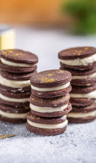 Gefüllte Schokoladen Kekse mit weißer Creme