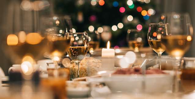 Gedeckter Weihnachtstisch mit Kerzen