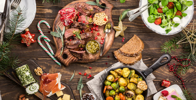 Gedeckter Tisch mit festlichen Essen