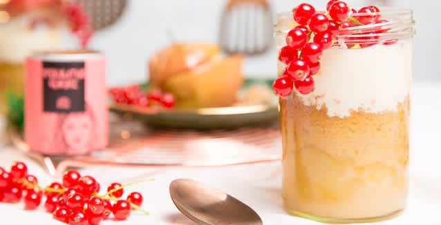 Bratapfel Dessert im Glas mit Johannisbeeren