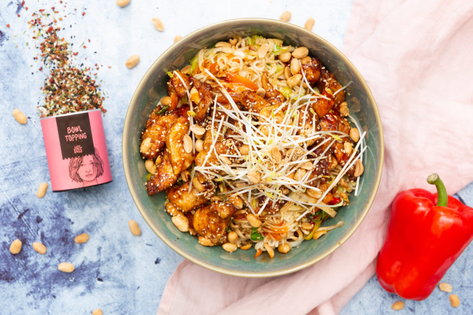 Asia Wok-Bowl mit Hähnchen und Erdnüssen