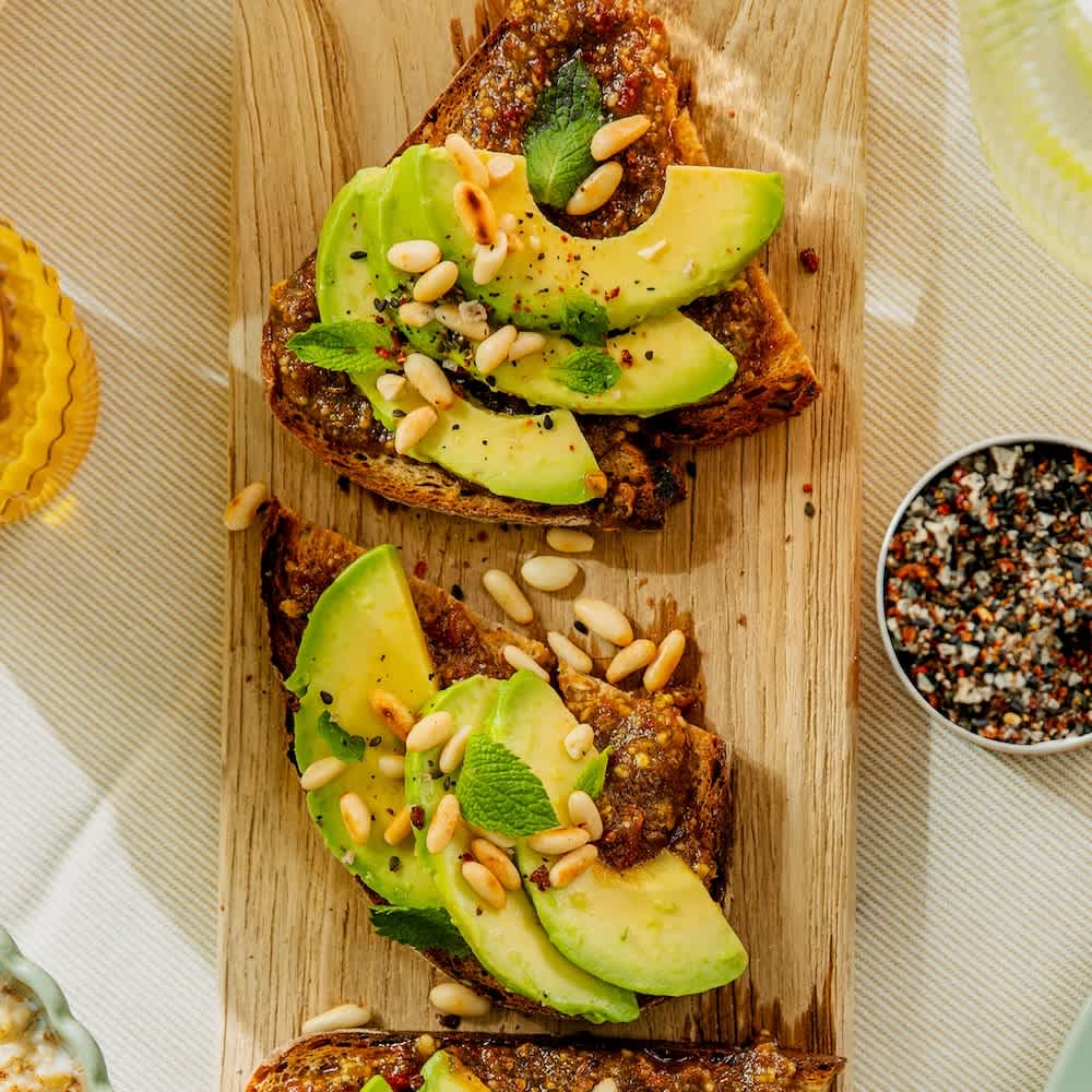 Avocado Toast mit Harissa-Mandel-Pesto
