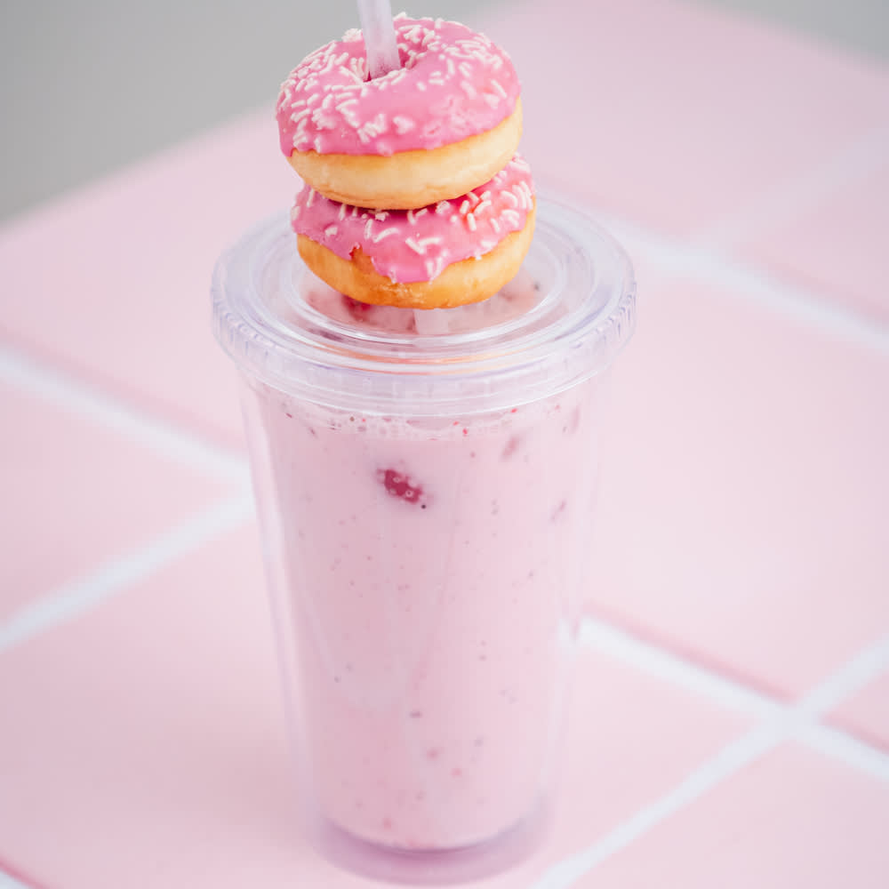Batido rosa con dónuts