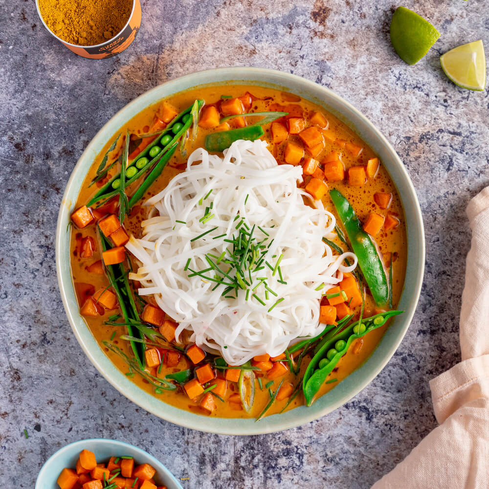 Curry-Nudelsuppe mit Süßkartoffeln & Reisnudeln