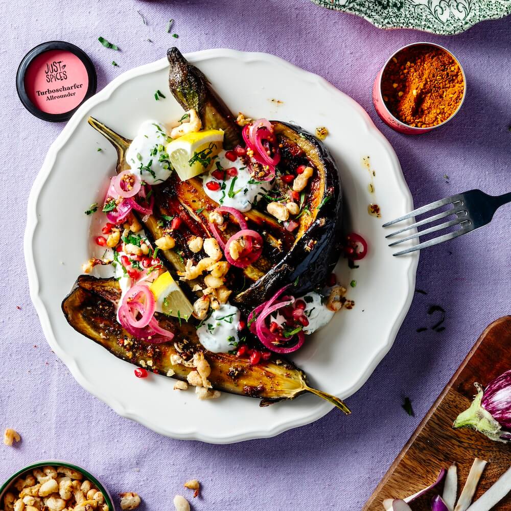 Gebackener Auberginen Salat mit knusprigen Bohnen und Granatapfel