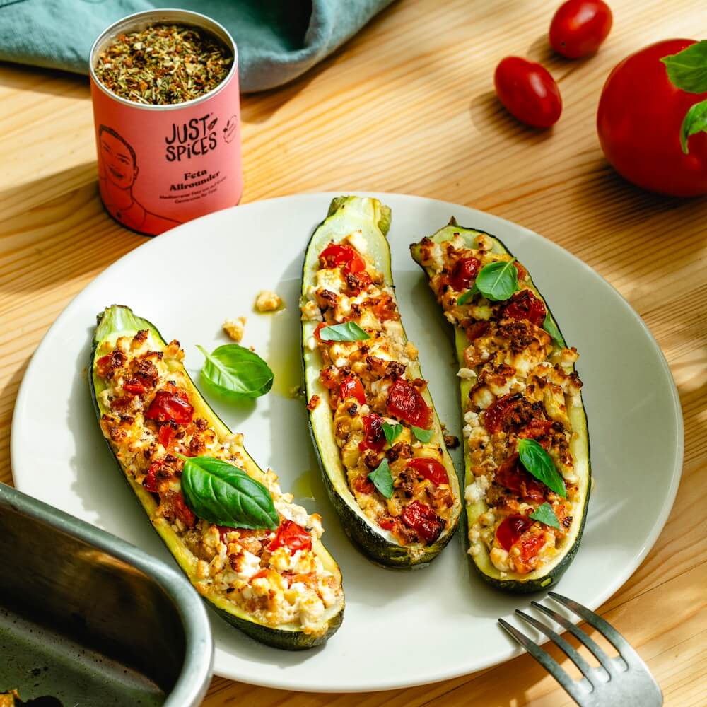 Gefüllte Zucchini mit Feta und Tomate
