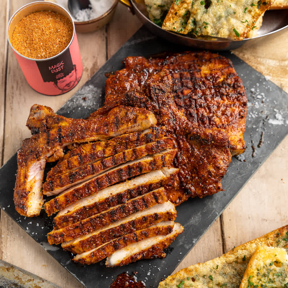 Gegrillte Koteletts mit Knoblauchbaguette