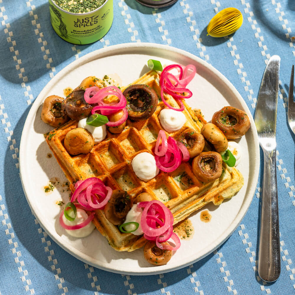 Herzhafte Waffeln mit Kräutern & gebratenen Champignons