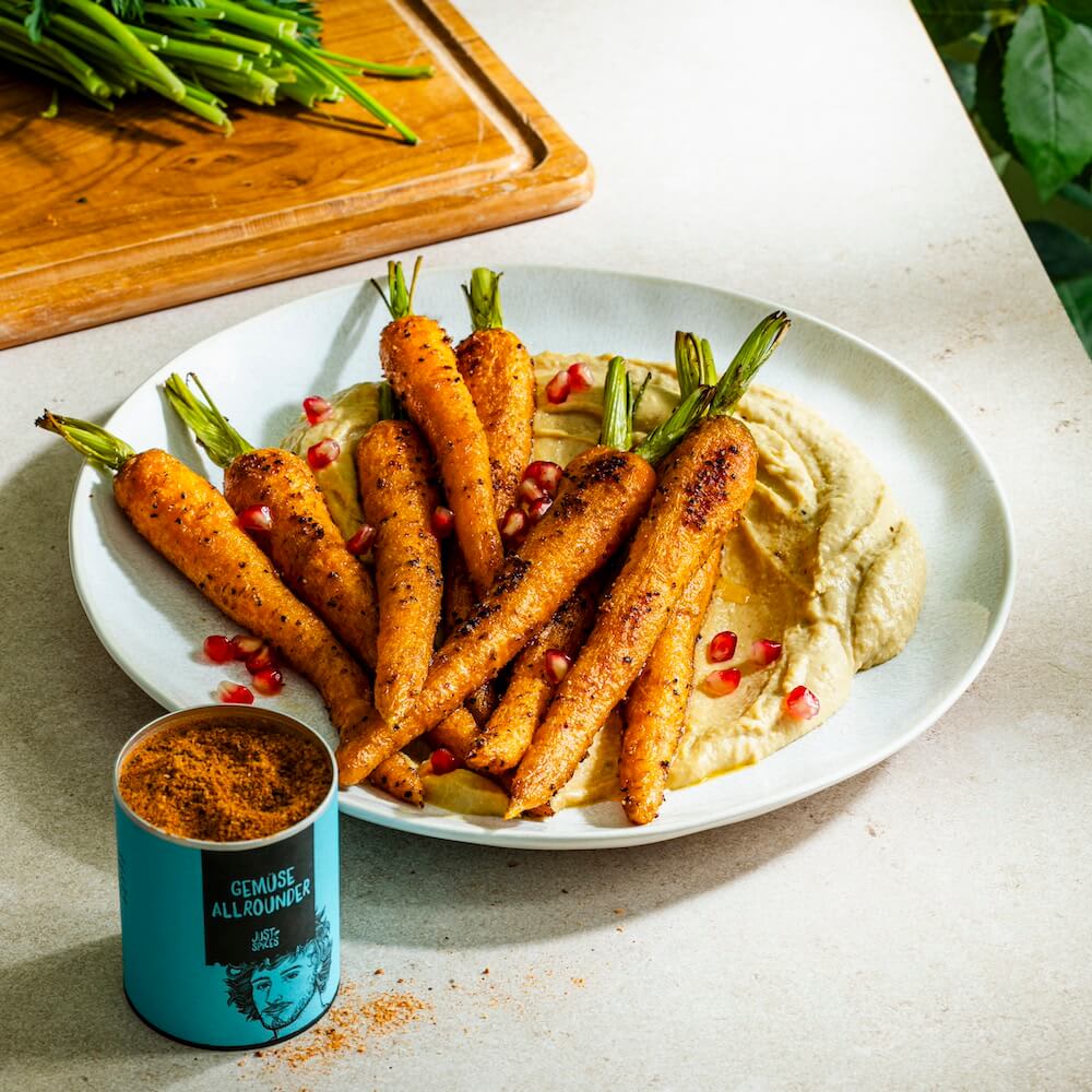 Karotten vom Grill auf Hummus