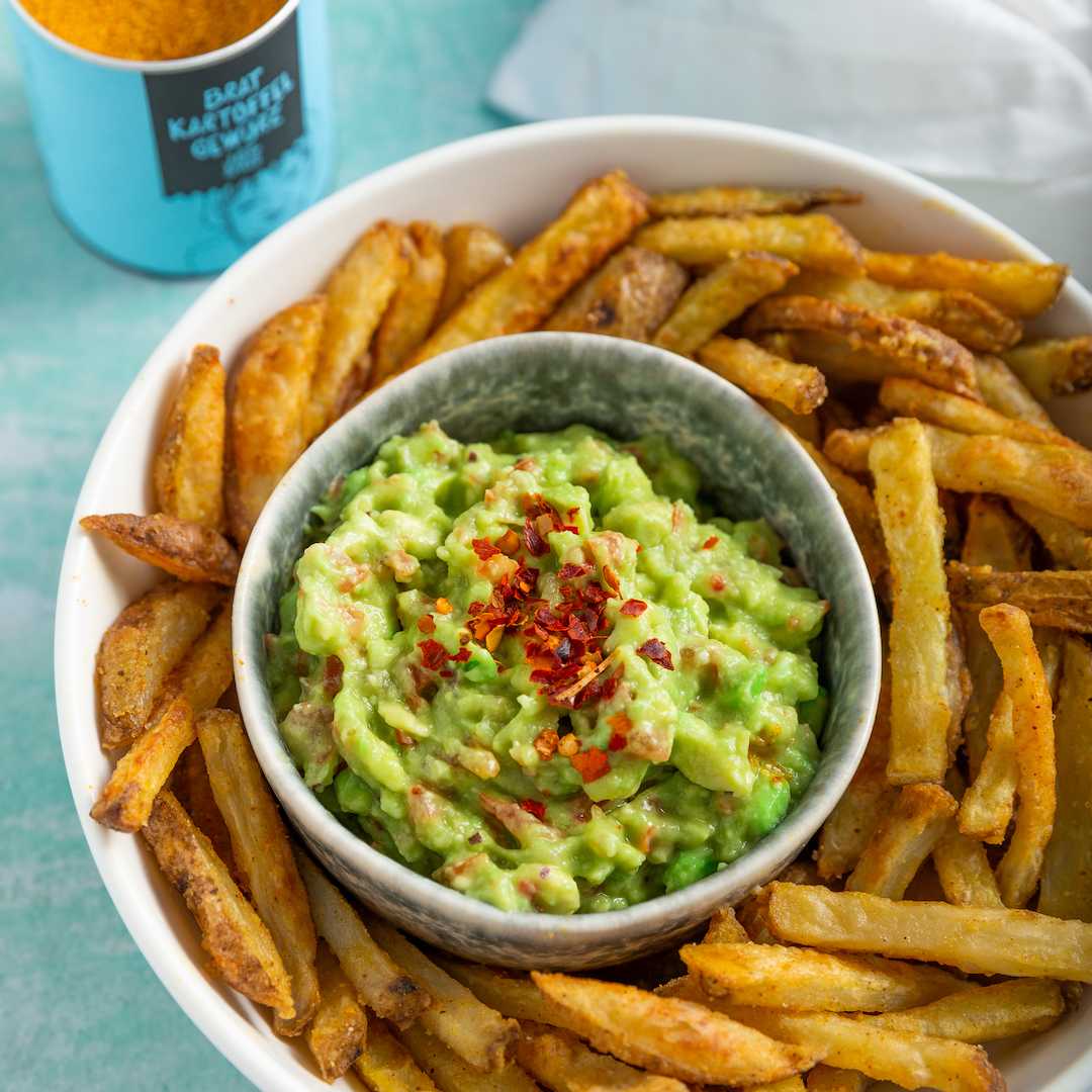 Knusprige Ofenpommes mit Guacamole
