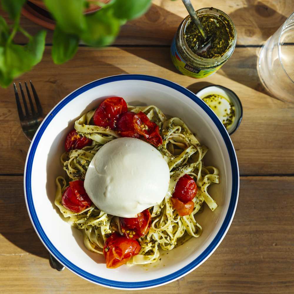 Pasta mit Pesto, Burrata und Tomaten