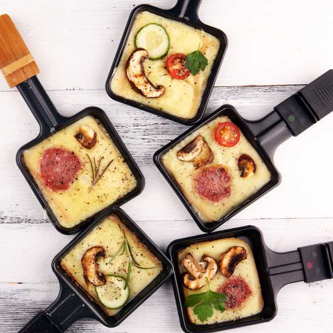 Raclette-Pfännchen mit Fenchelsalami