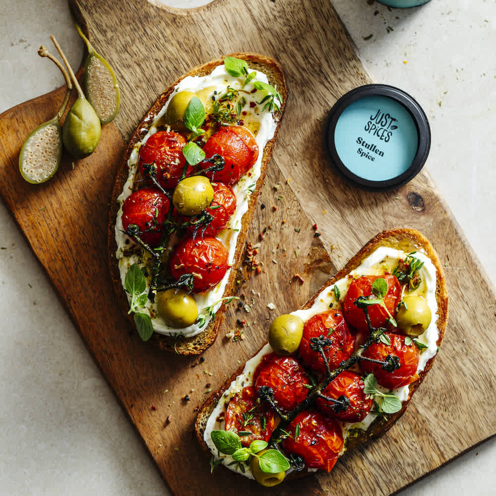 Stulle mit Frischkäse und gebackenen Kirschtomaten