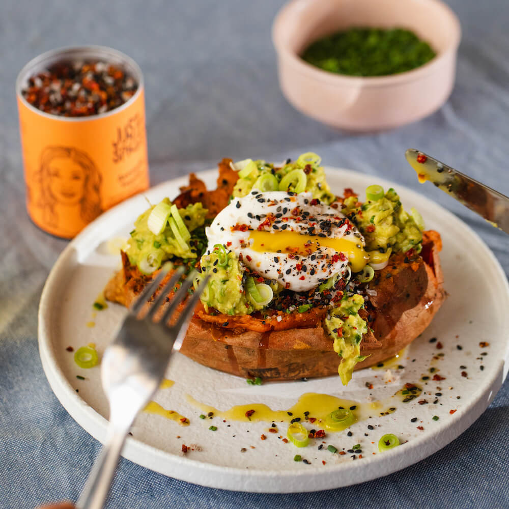 Süßkartoffel Kumpir mit Avocado & pochiertem Ei