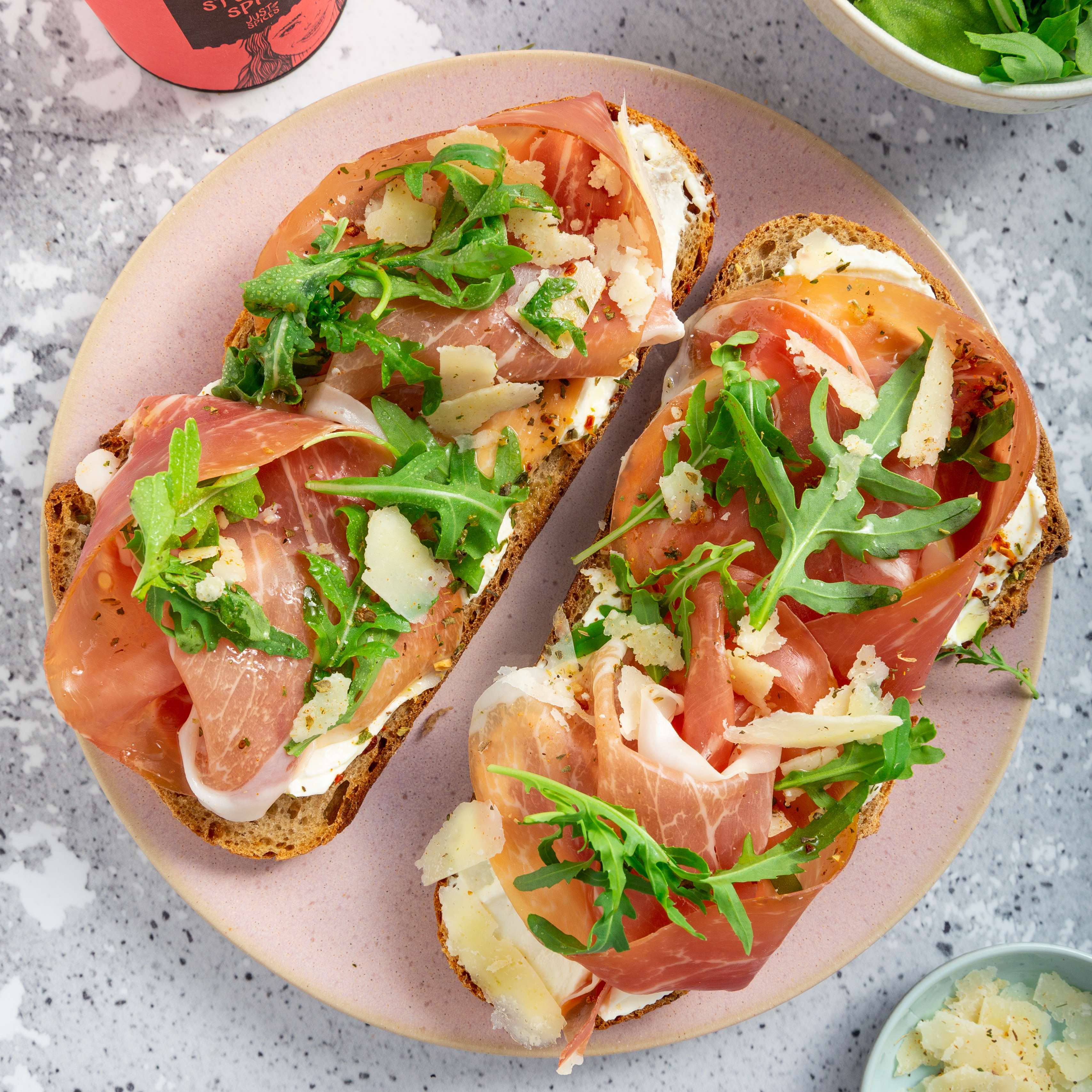 Tostada de jamón con rúcula