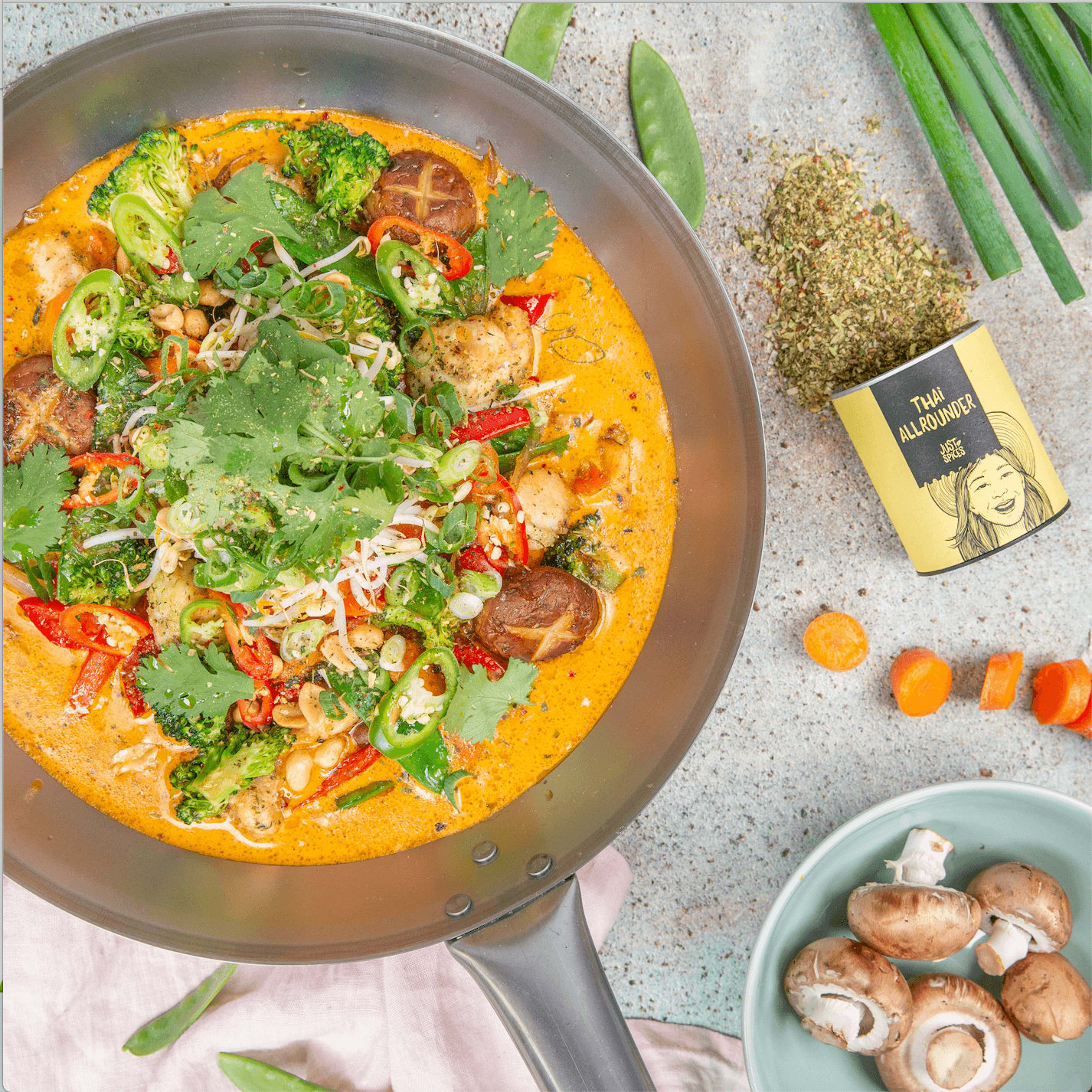 Wok Thai Curry mit Hähnchen und Erdnüssen