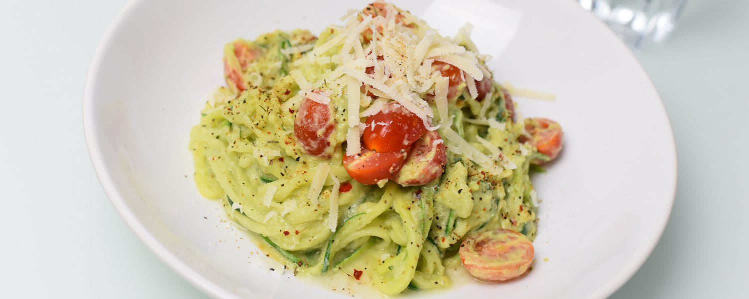 Zucchini-Nudeln in Avocado-Joghurt-Creme
