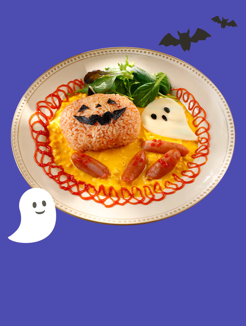 ハロウィーンをテーマにした食事：カボチャのライス、お化けチーズ、ソーセージ、サラダ、ケチャップ飾り。コウモリと幽霊のイラストが描かれた皿。