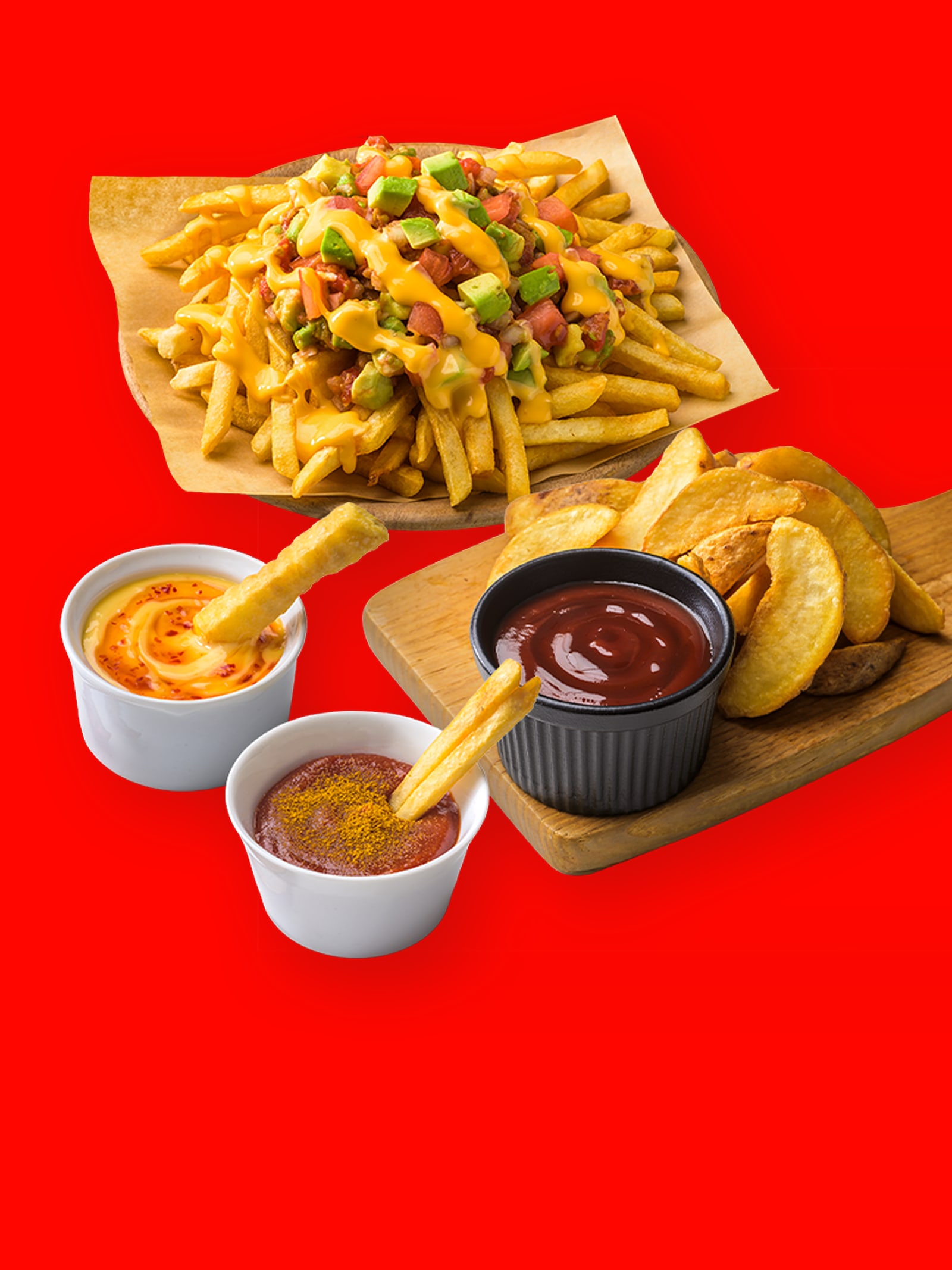 チーズとアボカドをのせたフライドポテトと、ケチャップやスパイシーソースを添えたポテトウェッジ。
