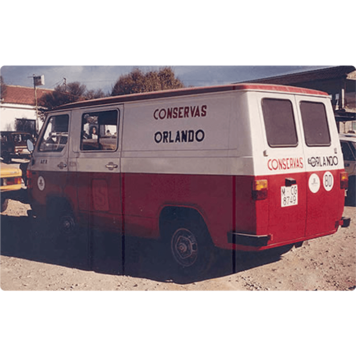 Furgoneta retro con publicidad de "Conservas Orlando".