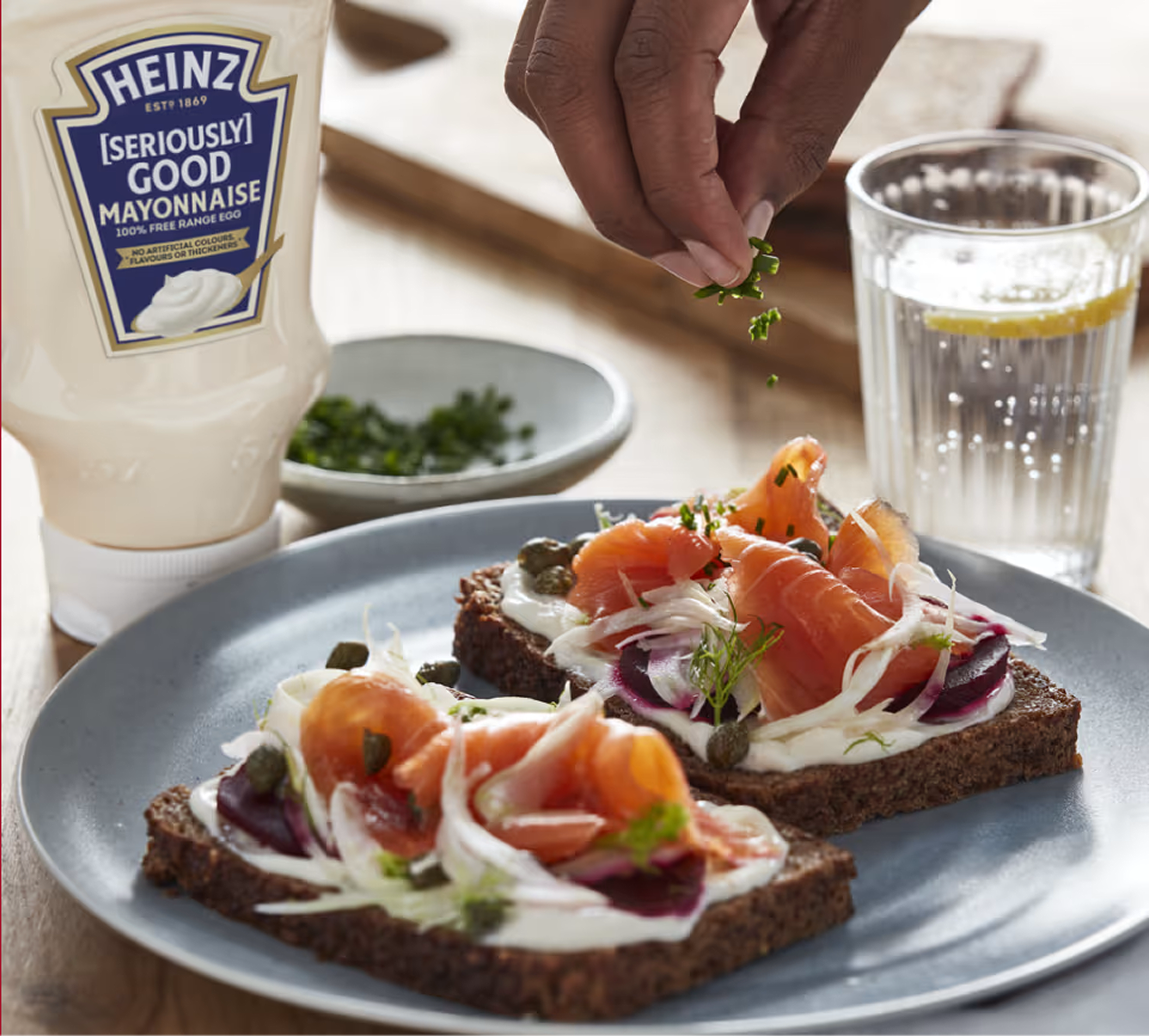 Deliziose tartine di pane scuro con salmone affumicato, finocchio, barbabietola e una generosa cucchiaiata di Maionese Heinz.