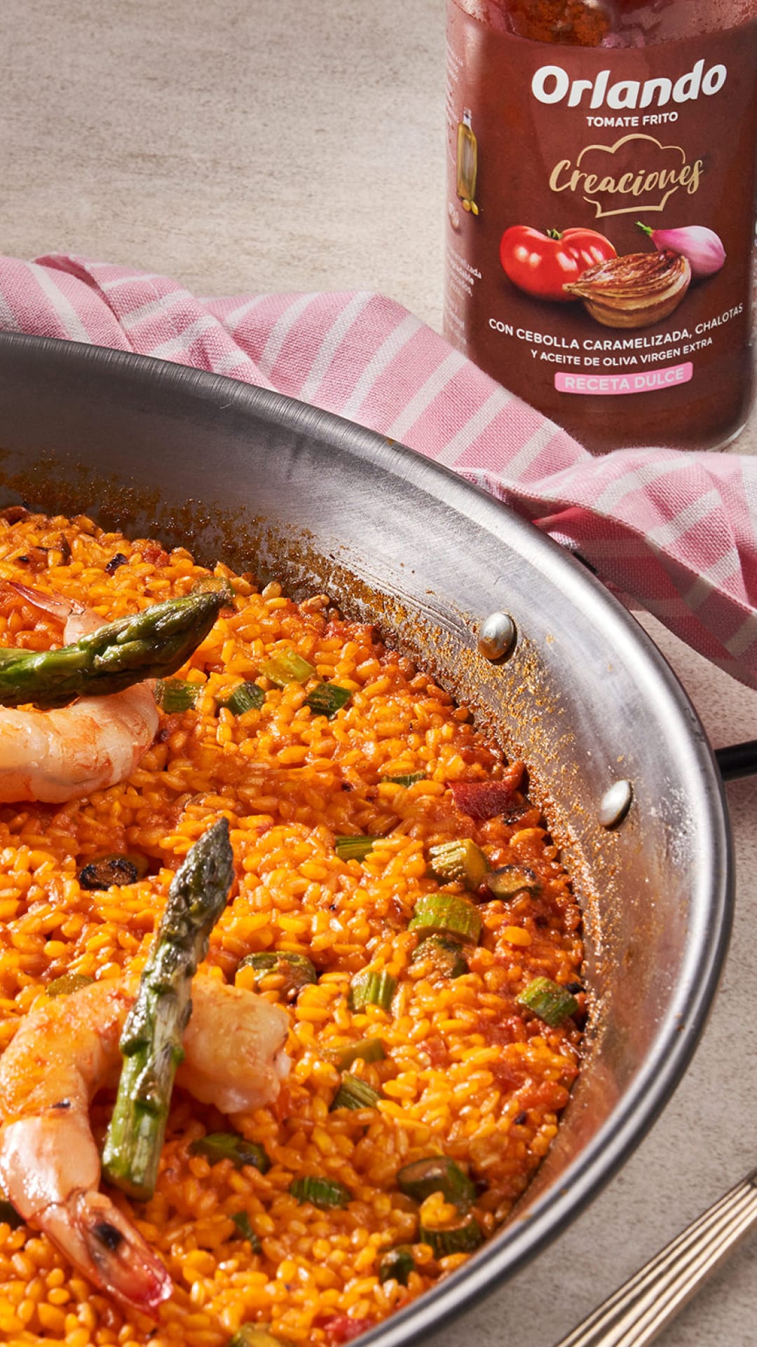 Paella con gambas y espárragos, salsa de tomate Orlando.