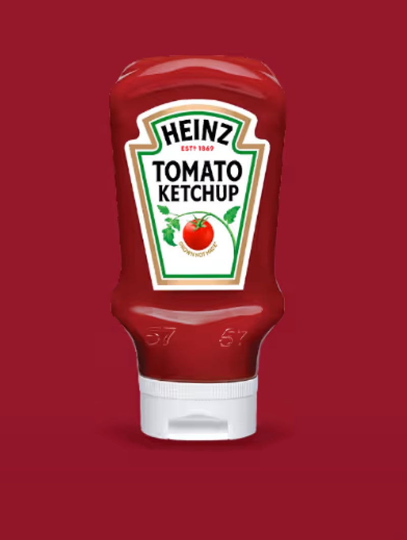 Eine Flasche Heinz Tomatenketchup mit einem weißen Verschluss. Auf dem Etikett steht "HEINZ ESTD 1869 TOMATO KETCHUP" und "GR