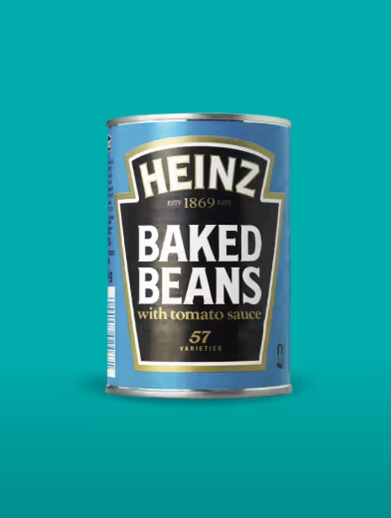 En burk Heinz Beans mot en turkos bakgrund.