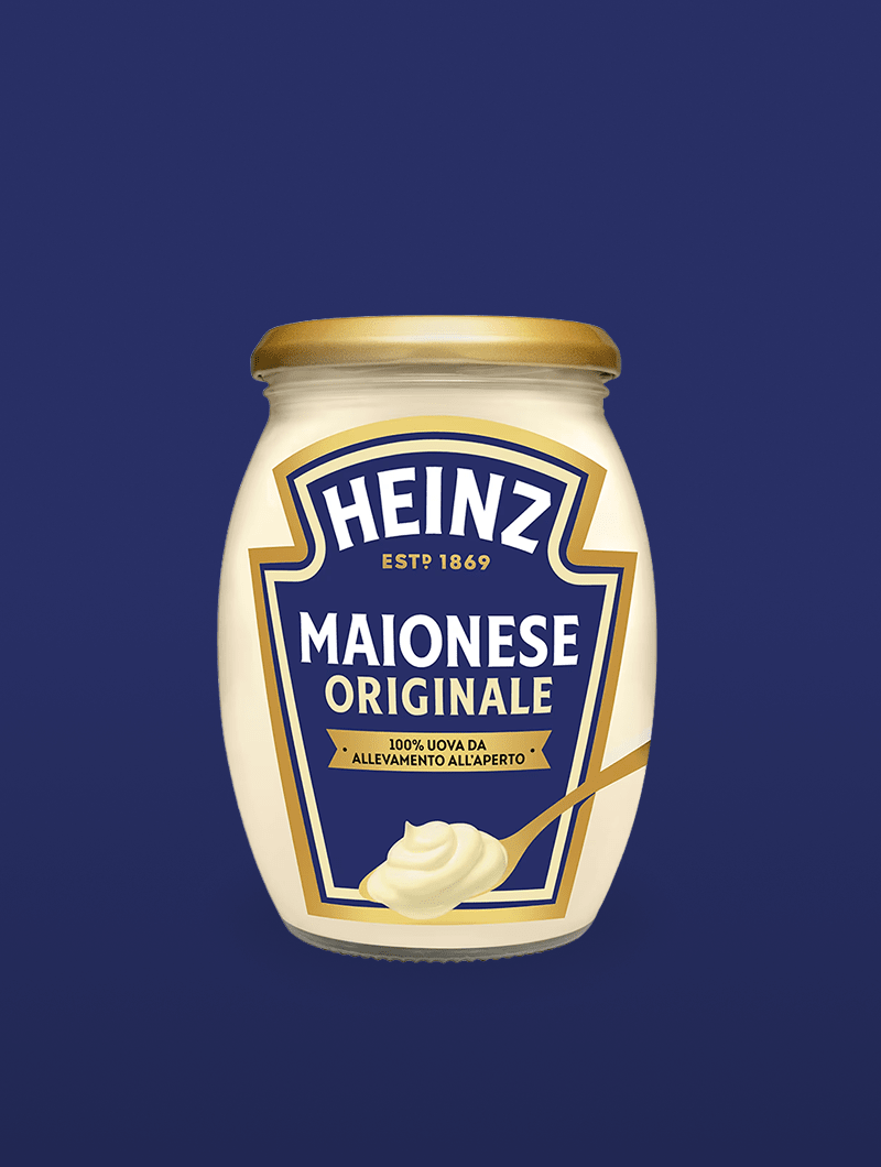 Un barattolo di vetro trasparente di Maionese Originale Heinz è mostrato su uno sfondo blu reale intenso e uniforme.