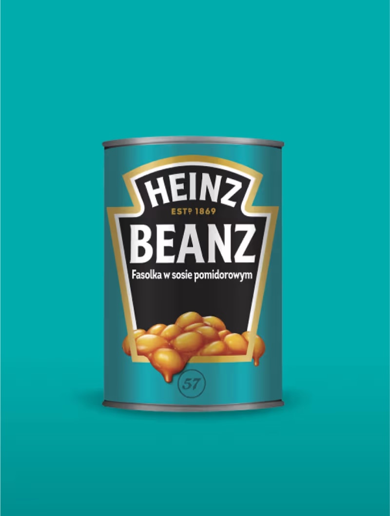 Cylindryczna puszka fasolki Heinz Beanz jest pokazana na jednolitym, żywym, turkusowym tle. Puszka ma metaliczny połysk. Kult