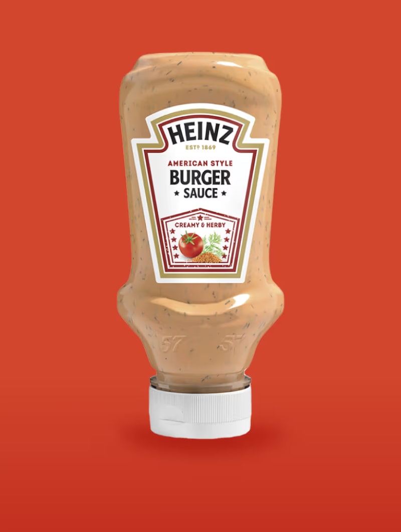 Eine Flasche Heinz American Style Burger Sauce. Das Etikett zeigt deutlich "HEINZ ESTD 1869 AMERICAN STYLE BURGER SAUCE ★ CRE