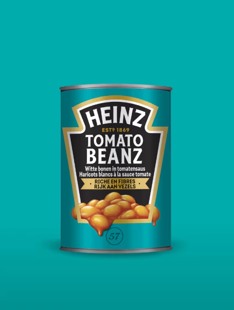 Een blik Heinz Tomato Beanz. Op het etiket staat "HEINZ ESTD 1869 TOMATO BEANZ Witte bonen in tomatensaus Haricots blancs à l
