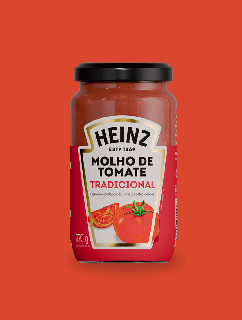 Um pote de vidro de Molho de Tomate Tradicional Heinz, sobre um fundo laranja-avermelhado.